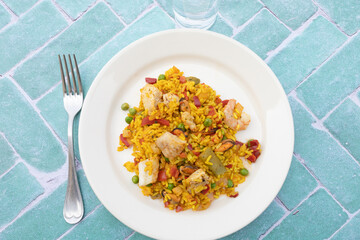 assiette de paella sur une table