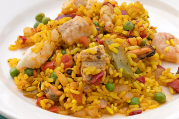 assiette de paella sur une table