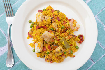 assiette de paella sur une table