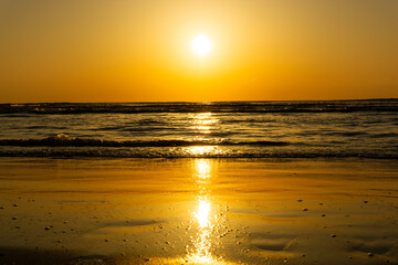 Obraz premium Sea sunset in Chirihama, Ishikawa Prefecture Japan. 海の夕日。石川県千里浜