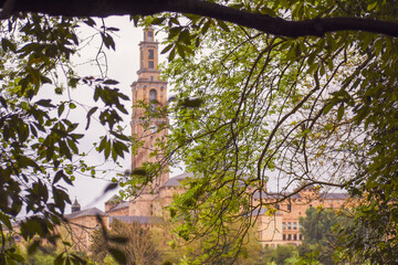 Fototapeta premium Vista de la universidad laboral de Gijón desde el botánico