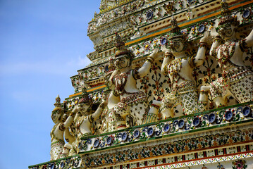 タイ　チャオプラヤー川の川辺にたたずむ壮大な尖塔の仏教寺院「ワット　アルン ラーチャ ウォラマハーウィハーン」