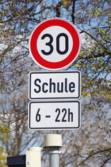 Verkehrsschild Zulässige Höchstgeschwindigkeit Dreissig Stundenkilometer, Schule, Deutschland, Europa
