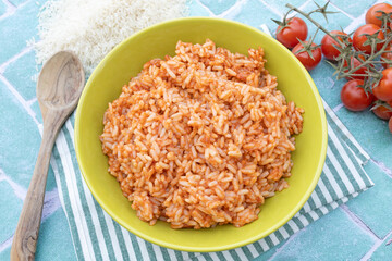 riz cuisiné à la tomate sur une table	