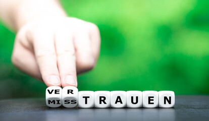 Hand dreht Würfel und ändert das Wort 