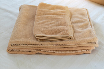Fototapeta na wymiar Brown towels were folded over the mattress.