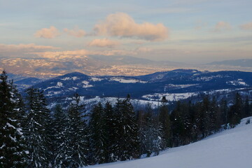 Obraz premium Winter sunrise. Frosty morning in the mountains. Sunrise in the mountains.