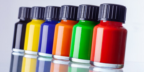 verschiedene Farben in kleinen Glasflaschen 