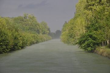Pluie orageuse sur le canal des ardennes