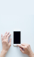 スマートフォンを操作する女性の手