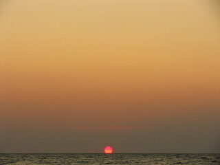 Wschód słońca wcześnie z rana nad morzem