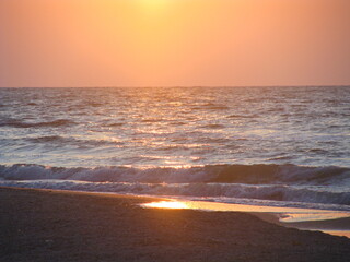 Morze i fale pod czas wschodu słońca latem