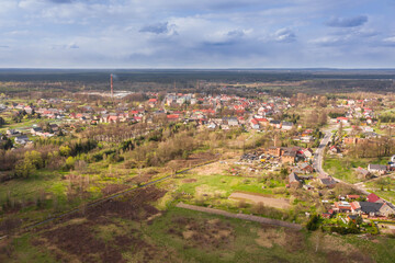 Gozdnica, małe miasto w zachodniej Polsce. Panorama wykonana z dużej wysokości za pomocą drona. - obrazy, fototapety, plakaty