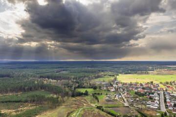 Gozdnica, małe miasto w zachodniej Polsce. Panorama wykonana z dużej wysokości za pomocą drona.