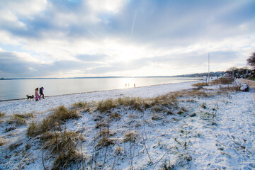 Winter Landschaft Ostsee Meer Eckernförde Norddeutschland Strand Himmel Wolken Menschen Spaziergänger Dünen - 430975245