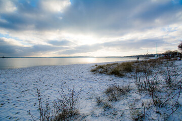 Winter Landschaft Ostsee Meer Eckernförde Norddeutschland Strand Himmel Wolken Menschen Spaziergänger Dünen