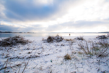 Winter Landschaft Ostsee Meer Eckernförde Norddeutschland Strand Himmel Wolken Menschen Spaziergänger Dünen - 430975825