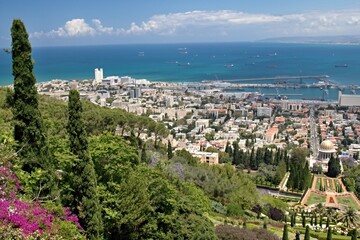 Obraz premium View from Carmel Mountains to Haifa, Bahai Temple and Gardens. Israel.