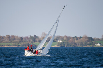 Naklejka premium Crewsegeln mit einer Albin X-Press