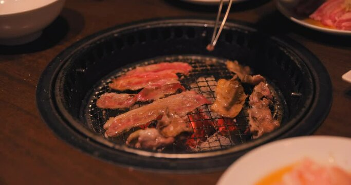 炭火で焼く美味しそうな肉