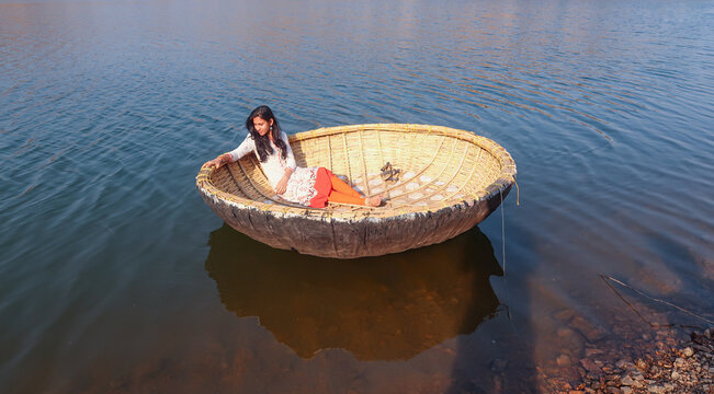 Scenic coracle ride on the Tungabhadra River in Hampi offers stunning views of rocky landscapes, ancient ruins, calm waters, and the timeless beauty of Karnataka&rsquo;s heritage.