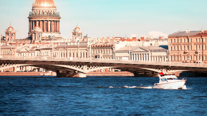 Obraz premium Neva river with a speedboat in Saint-Petersburg, Russia