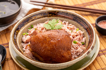 Poached soy sauce chicken, on cooked fragrant rice, the Thai Chinese dish that presents that Thai food also does reflect the culinary art of Chinese cuisine.