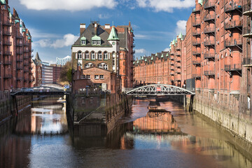 Obraz premium Wasserschloss Hamburg Speicherstadt bei ebbe sonnig entzerrt