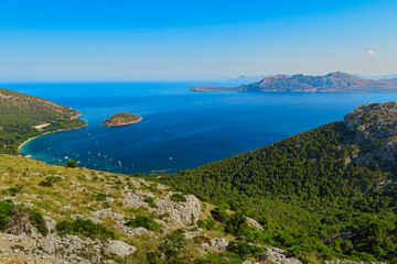 Fototapeta na wymiar view of the blue sea from the mountain