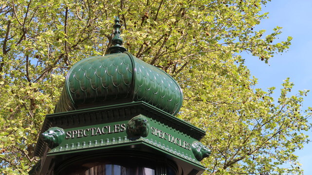 Inscription "Spectacles" en fran&ccedil;ais, au sommet d'une colonne Morris &agrave; Paris (France)