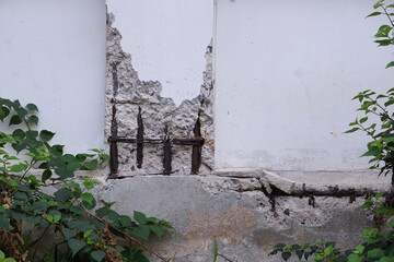 The post is made of reinforced concrete, in a damaged condition, the rebar is rusted. The structure of the building is deteriorating, unsafe to use, may cause danger to the occupants.