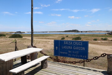 Translation: Garzon lagoon crossing raft - Hours: summer 6 am to 10 pm - winter 8 am to 12 pm and 2 pm to 6 pm