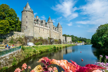Josselin, cité de caractère et village fleuri, baigné par la rivière l'Oust, se situe dans la Morbihan en Bretagne.	