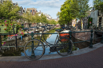 Fototapeta na wymiar AMSTERDAM CANAL AND BIKE