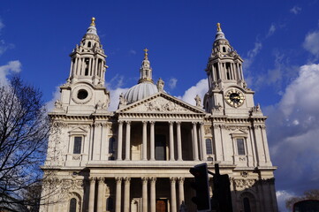 Fototapeta na wymiar London, UK: top side of the facade of St. Paul's Cathedral