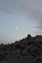 Góra piasku o wschodzie księżyca 