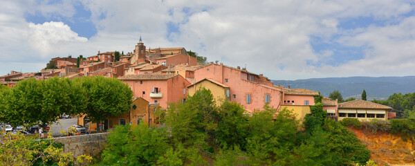 Panoramique Roussillon (84220) village rose dans son environnement verdoyant, département du Vaucluse en région Provence-Alpes-Côte-d'Azur, France
