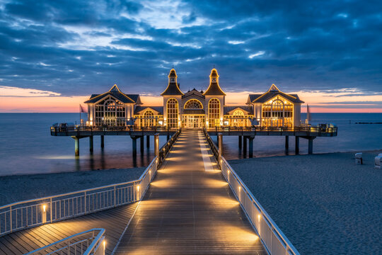 Fototapeta Sellin pier (Seebrücke Sellin) is a pier on the Baltic coast located on the island of Rügen, Mecklenburg-Vorpommern, Germany