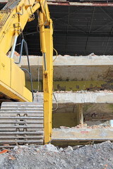 demolición de un edificio industrial con máquina excavadora pabellón fábrica 4M0A4774-as21