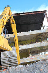 demolición de un edificio industrial con máquina excavadora pabellón fábrica 4M0A4783-as21