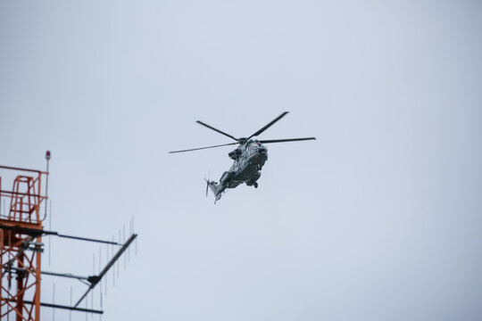 Helicóptero Militar Fazendo Treinamento De Resgate.