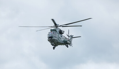 Helicóptero militar fazendo treinamento de resgate.
