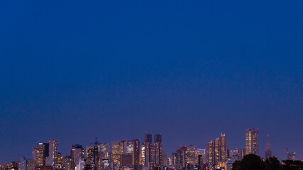 新宿副都心の満月の夜景