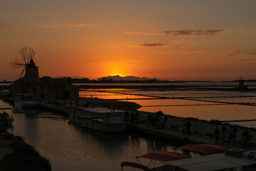 Obraz premium Bellissimo tramonto alle saline di Marsala
