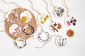 DIY scented soy wax sachet with botanicals and essencial oils. Natural handmade air freshener