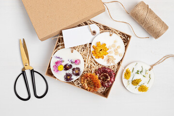 DIY scented soy wax sachet with botanicals and essencial oils. Natural handmade air freshener