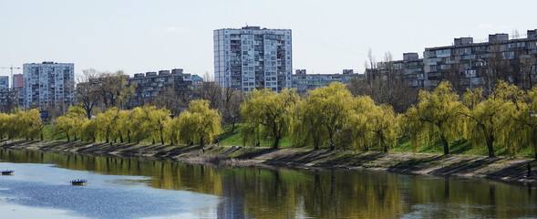 Fototapeta na wymiar Spring has come to the Rusanovka district of Kiev