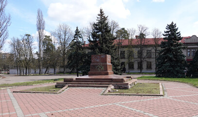 Obraz premium Broken monument to Vladimir Ilyich Lenin