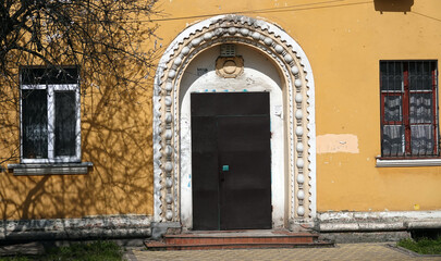 Fototapeta na wymiar Facade of the entrance to the old building
