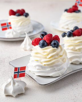 Pavlova cake with berries and cream